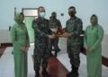 Dandim 0819/Pasuruan, Letkol Arh H. Burhan FA, S.Sos (kiri) ketika melepas Mayor Czi Sultoni (kanan), Selasa (9/3/2021). (Foto: Dokumen/Kodim Pasuruan)