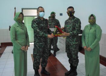 Dandim 0819/Pasuruan, Letkol Arh H. Burhan FA, S.Sos (kiri) ketika melepas Mayor Czi Sultoni (kanan), Selasa (9/3/2021). (Foto: Dokumen/Kodim Pasuruan)