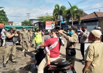 Jajaran tiga pilar Kecamatan Purwosari, Pasuruan melakukan operasi penegakan disiplin protokol kesehatan. (Foto: Dokumen/aKodim Pasuruan)