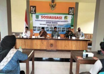 Danramil Winongan, Camat Winongan, dan Kapolsek Winongan saling bersinergi memberikan sosialisasi protokol kesehatan dan PPKM Mikro kepada masyarakat. (Foto: Dokumen/Kodim Pasuruan)