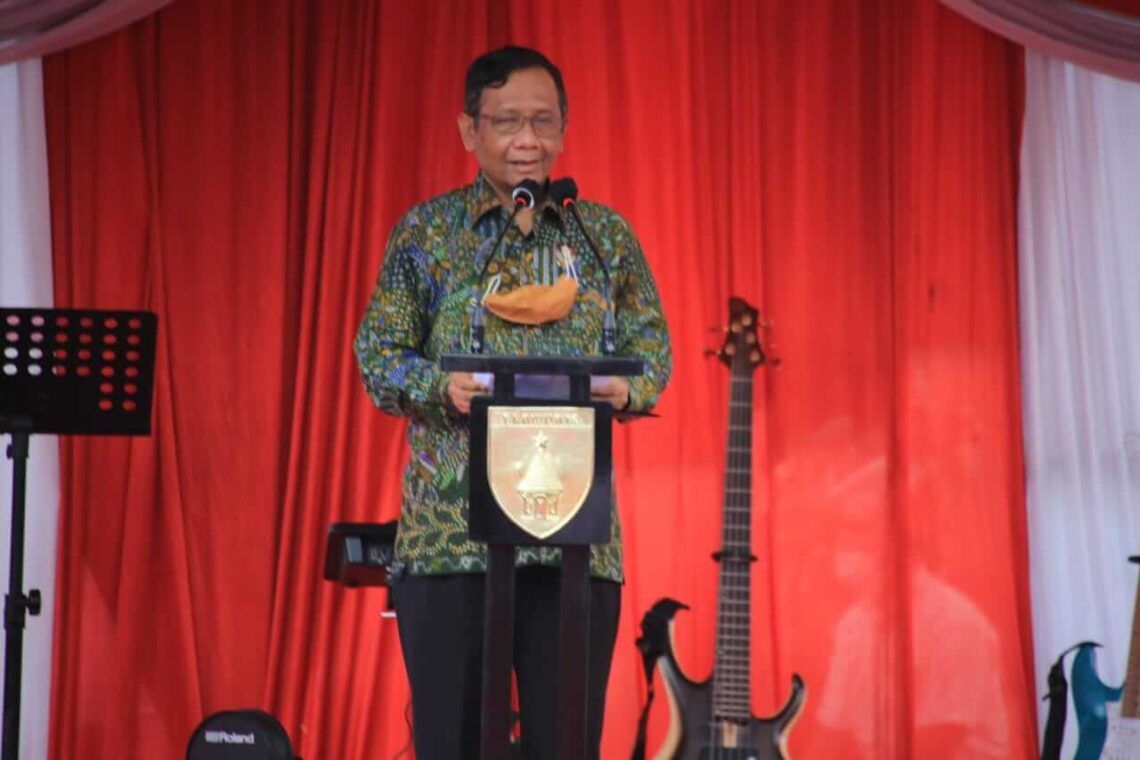 Mahfud MD: Jatim Punya Toleransi, Moderasi Islam, dan Moderasi Beragama 1 Menkopolhukam Mahfud MD menyampaikan sambutannya mengenai silaturahmi lintas agama di Jawa Timur, Rabu (17/03/2021). (Foto: Polrestabes Surabaya/Tugu Jatim)
