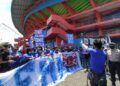 Proses negosiasi antara aparat Satgas Covid-19 Kota Malang dan Aremania sebelum melakukan aksi long march menolak dualisme Arema, Senin (29/3/2021). (Foto : Azmy/Tugu Malang/Tugu Jatim) dualisme arema, arema fc,