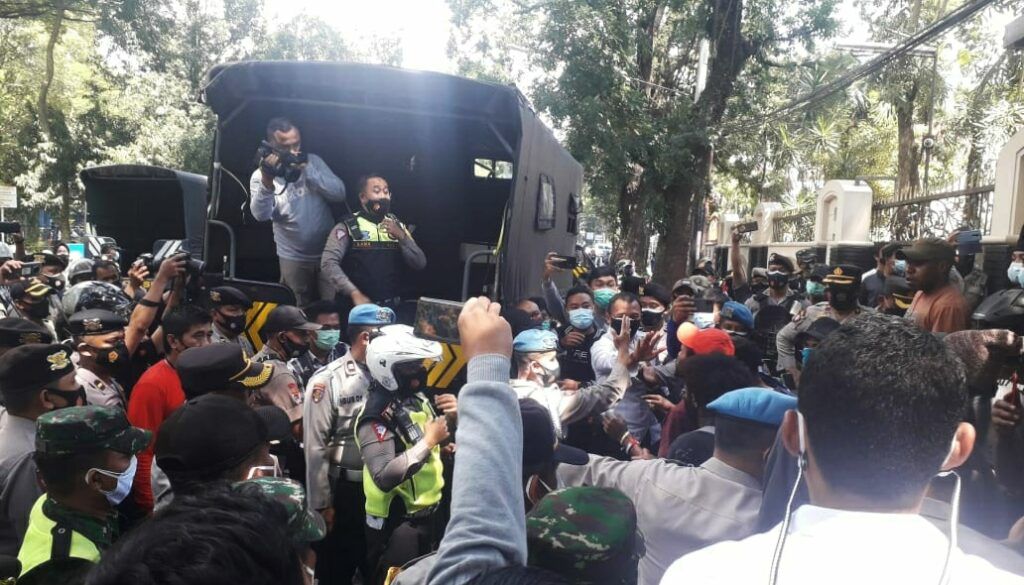 Massa aksi demo pada momen International Women;s Day di Malang berujung ricuh di kawasan Stadion Gajayana Malang, Senin (8/3/2021). (Foto: Azmy/Tugu Malang/Tugu Jatim)