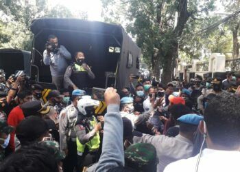 Massa aksi demo pada momen International Women;s Day di Malang berujung ricuh di kawasan Stadion Gajayana Malang, Senin (8/3/2021). (Foto: Azmy/Tugu Malang/Tugu Jatim)