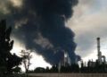 Kepulan asap hitam terlihat membumbung ke angkasa dari kilang minyak PT Pertamina yang terbakar di Desa Balongan, Kecamatan Balongan, Kabupaten Indramayu, Jawa Barat, Senin (29/03/2021). Peristiwa tersebut mengakibatkan 932 jiwa mengungsi ke tiga titik aman. (Foto: website bnpb.go.id/Tugu Jatim)