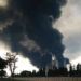 1 Orang Meninggal karena Serangan Jantung Akibat Kilang Minyak Balongan Jabar Meledak 8 Kepulan asap hitam terlihat membumbung ke angkasa dari kilang minyak PT Pertamina yang terbakar di Desa Balongan, Kecamatan Balongan, Kabupaten Indramayu, Jawa Barat, Senin (29/03/2021). Peristiwa tersebut mengakibatkan 932 jiwa mengungsi ke tiga titik aman. (Foto: website bnpb.go.id/Tugu Jatim)