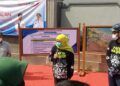 Gubernur Jatim Khofifah Indar Parawansa didampingi Wakil Bupati Tuban Noor Nahar Husein dan beberapa pejabat lainnya membuka tirai sebagai simbol meresmikan nama jalan di jalan lingkar Tuban. (Foto: Rochim/Tugu Jatim)