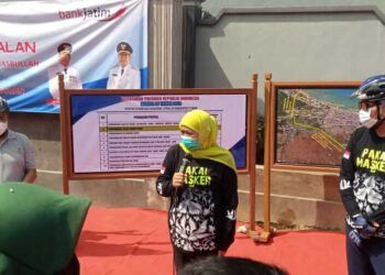 Gubernur Jatim Khofifah Indar Parawansa didampingi Wakil Bupati Tuban Noor Nahar Husein dan beberapa pejabat lainnya membuka tirai sebagai simbol meresmikan nama jalan di jalan lingkar Tuban. (Foto: Rochim/Tugu Jatim)