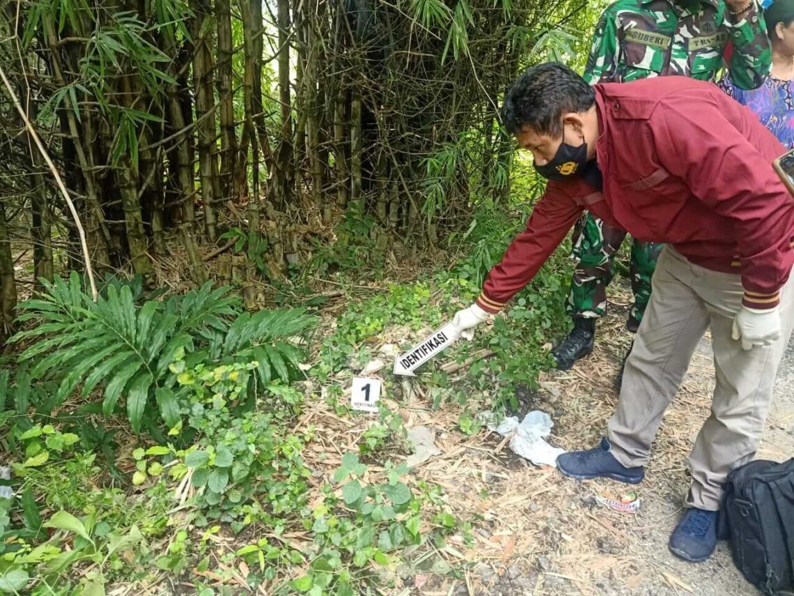 Dicari Pelaku Pembuang Bayi Perempuan di Rengel Tuban! 1 Petugas kepolisian sedang melakukan proses olah TKP di mana bayi perempuan itu ditemukan. (Foto: Humas Polsek Rengel/Tugu Jatim)