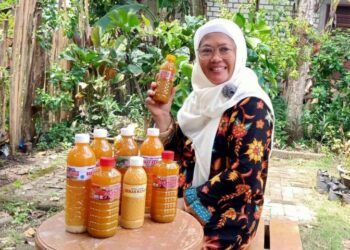 Anis Ekowati, pemilik jamu tradisional "Pacul Permai" di Desa Pacul, Kecamatan/Kabupaten Bojonegoro. (Foto: Mila Arinda/Tugu Jatim)