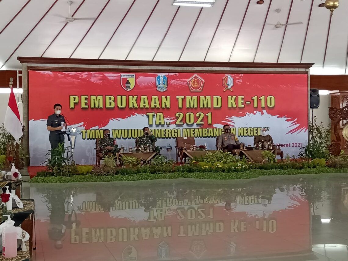 Bojonegoro dan TNI Laksanakan Program TMMD, Emil Dardak Apresiasi Tinggi 5 Acara pembukaan Program TNI Manunggal Membangun Desa (TMMD) ke-110 tahun di Pendopo Malowopati Bojonegoro, Selasa (02/03/2021). (Foto : Mila Arinda/Tugu Jatim) emil dardak