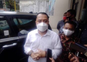Wali Kota Surabaya, Eri Cahyadi saat diwawancara pewarta di Kantor PWI Jatim, Rabu (31/3/2021). (Foto: Rangga Aji/Tugu Jatim)