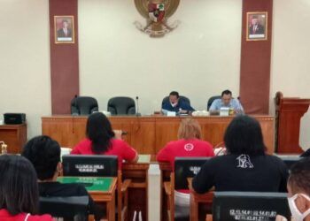 Para pekerja seni ini menyampaikan aspirasinya untuk menuntut pembukaan hajatan atau hiburan di tengah pandemi. (Foto: Zamzuri/Tugu Jatim)