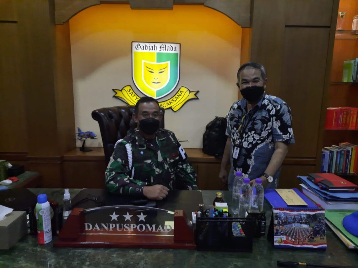 Pengorbanan dan Pengabdian Dr Aqua Dwipayana untuk TNI dan Polri 5 Pakar Komunikasi dan Motivator Nasional Dr Aqua Dwipayana bersama Komandan Pusat Polisi Militer Angkatan Darat Letjen TNI Chandra Sukotjo. (Foto: Dokumen/Tugu Jatim)