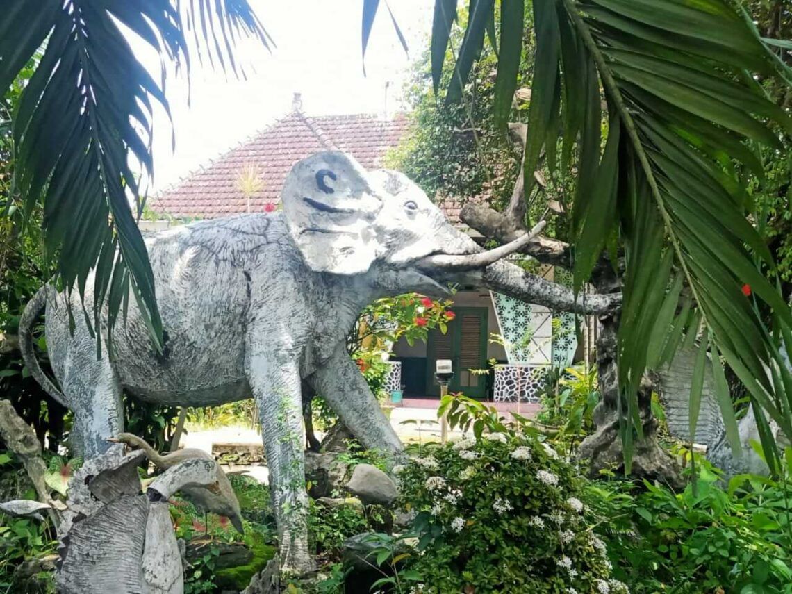 Patung Gajah Bolong di Desa Mongkrong, Kecamatan Baureno, Kabupaten Bojonegoro (Foto : Mila Arinda/Tugu Jatim)