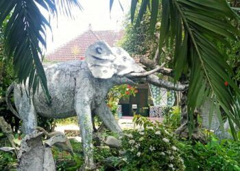 Patung Gajah Bolong di Desa Mongkrong, Kecamatan Baureno, Kabupaten Bojonegoro (Foto : Mila Arinda/Tugu Jatim)
