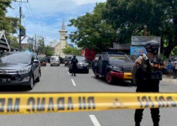 Tim Gegana Brimob Polda Sulawesi Selatan (Sulsel) bersama Detasemen Khusus (Densus) 88 Antiteror Mabes Polri melakukan penyisiran bom. (Foto: Dokumen/Tribrata News Polri) kapolda sulsel