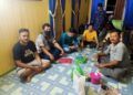 Gilang Aprilian Nugraha Pratama alis Gilang Bungkus (kiri) ketika dijemput oleh jajaran Polrestabes Surabaya dan Polres Kapuas di Kapus, Kalimantan Tengah pada 6 Agustus 2020. (Foto: Dokumen/Polri)