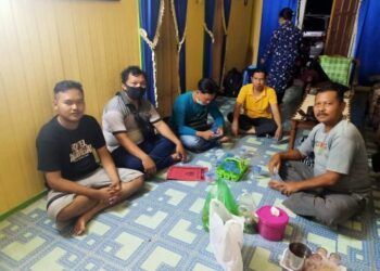 Gilang Aprilian Nugraha Pratama alis Gilang Bungkus (kiri) ketika dijemput oleh jajaran Polrestabes Surabaya dan Polres Kapuas di Kapus, Kalimantan Tengah pada 6 Agustus 2020. (Foto: Dokumen/Polri)