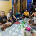Gilang Aprilian Nugraha Pratama alis Gilang Bungkus (kiri) ketika dijemput oleh jajaran Polrestabes Surabaya dan Polres Kapuas di Kapus, Kalimantan Tengah pada 6 Agustus 2020. (Foto: Dokumen/Polri)
