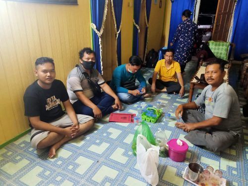 Gilang Aprilian Nugraha Pratama alis Gilang Bungkus (kiri) ketika dijemput oleh jajaran Polrestabes Surabaya dan Polres Kapuas di Kapus, Kalimantan Tengah pada 6 Agustus 2020. (Foto: Dokumen/Polri)