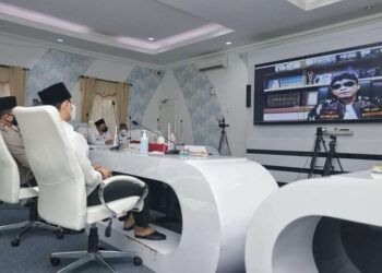Pemkab Trenggalek ketika menggelar peringatan Isra Mikraj bersama Gus Miftah secara virtual, Rabu (24/3/2021). (Foto: Zamz/Tugu Jatim)