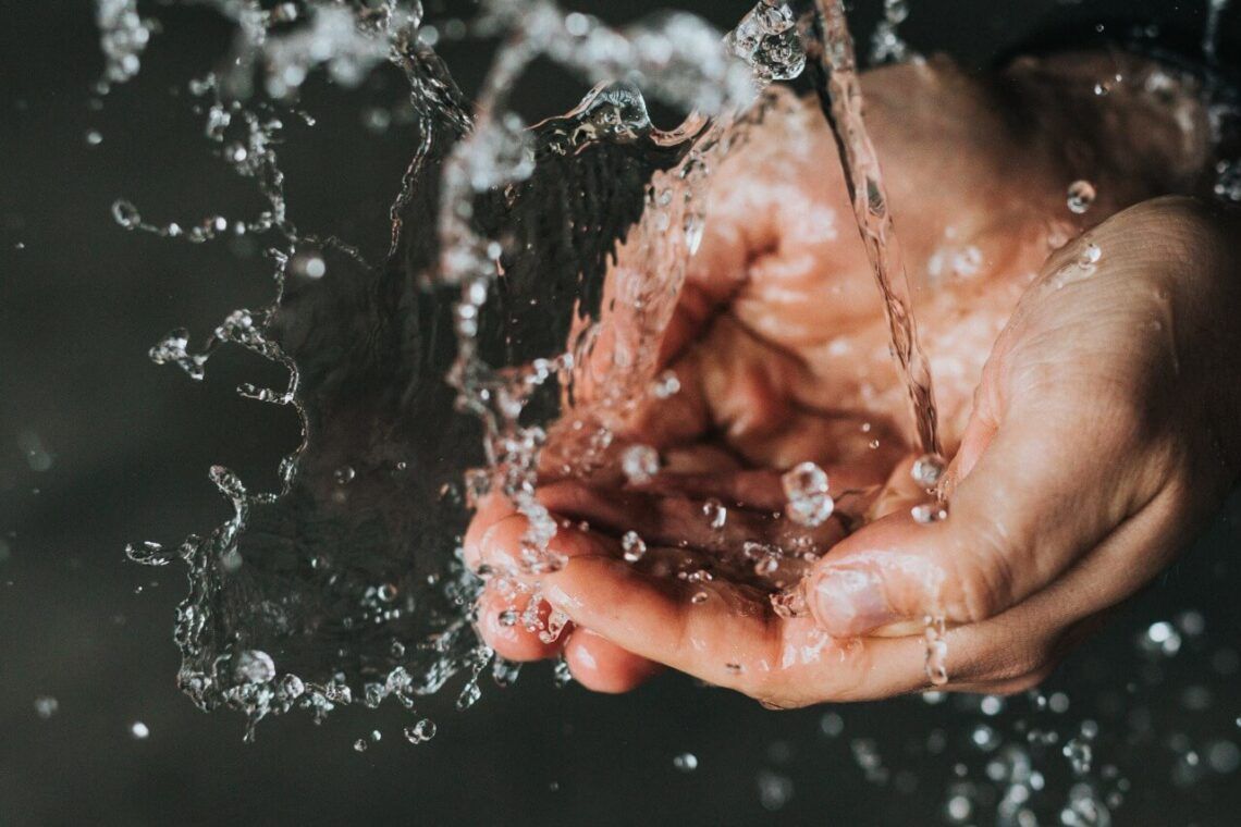 Peringati Hari Air Sedunia 22 Maret, Ini 5 Cara Bijak Gunakan Air 5 Ilustrasi Hari Air Sedunia (World Water Day) di mana air sangat berharga bagi manusia. (Foto: Unsplash)