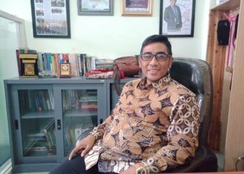 Rektor Universitas Raden Rahmat (Unira) Malang, Hasan Abadi yang telah meninggal dunia pada Minggu (7/3/2021) malam. (Foto: Dokumen/Unira) tugu jatim