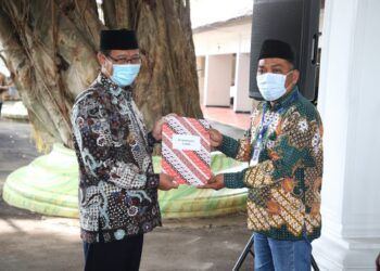 Bupati Tuban, H. Fathul Huda menyerahkan dana hibah kepada perwakilan dari Ormas NU Tuban, dan beberapa Ponpes serta TPQ lainnya. (Foto: Humas Pemkab Tuban) tugu jatim