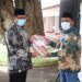 Bupati Tuban, H. Fathul Huda menyerahkan dana hibah kepada perwakilan dari Ormas NU Tuban, dan beberapa Ponpes serta TPQ lainnya. (Foto: Humas Pemkab Tuban) tugu jatim