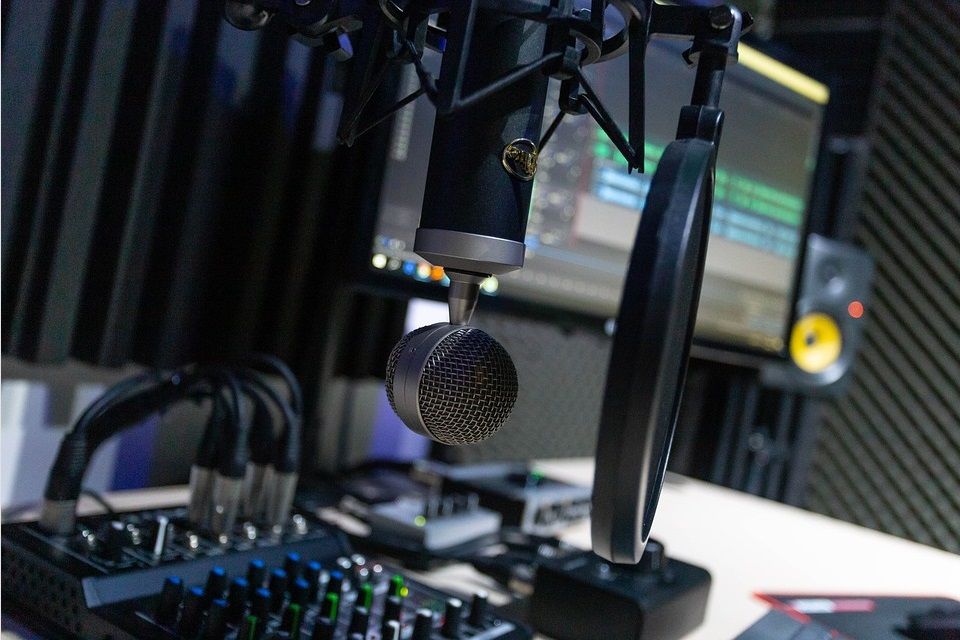 Ilustrasi studio untuk podcast. (Foto: Pixabay) rekomendasi podcast