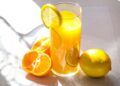 Buah jeruk dan minuman jeruk yang dipercaya banyak memiliki kandungan vitamin C. (Foto: Pexels) tugu jatim