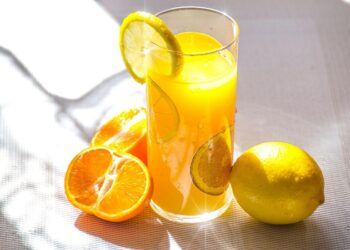 Buah jeruk dan minuman jeruk yang dipercaya banyak memiliki kandungan vitamin C. (Foto: Pexels) tugu jatim