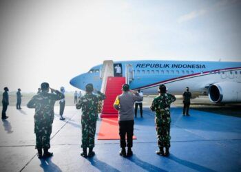 Presiden Joko Widodo bertolak menuju Provinsi Jawa Timur dari Pangkalan TNI AU Halim Perdanakusuma, Jakarta, Senin (22/3/2021). (Foto: Sekretariat Presiden)