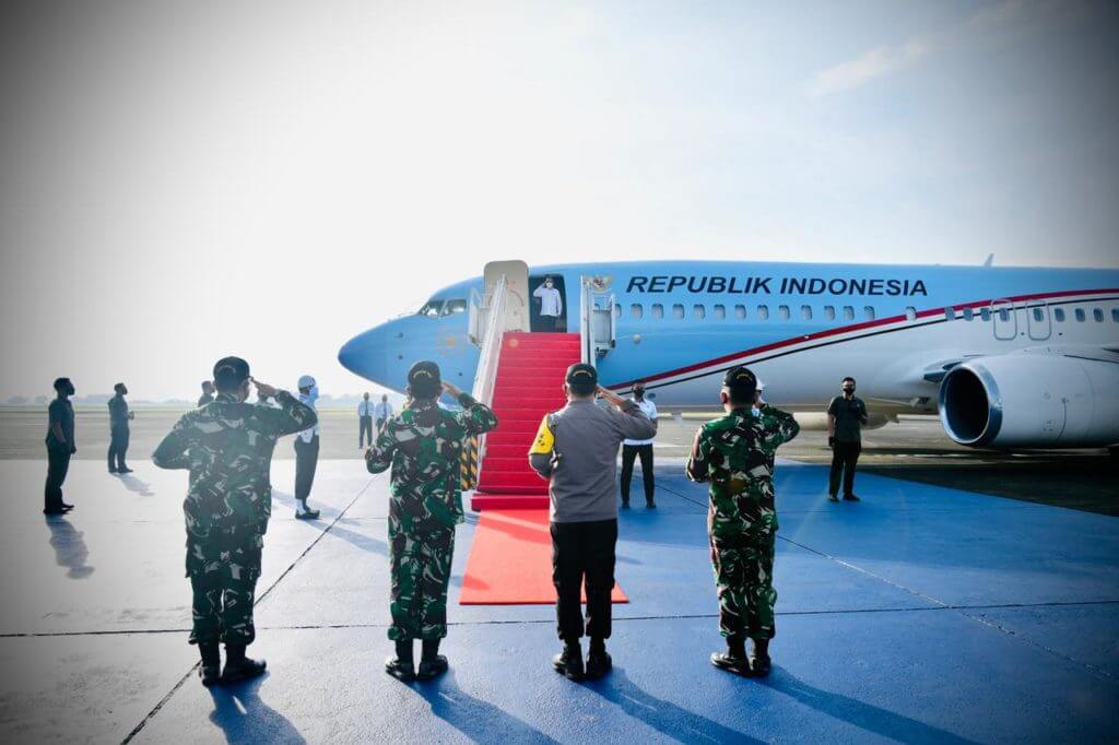 Presiden Joko Widodo bertolak menuju Provinsi Jawa Timur dari Pangkalan TNI AU Halim Perdanakusuma, Jakarta, Senin (22/3/2021). (Foto: Sekretariat Presiden)