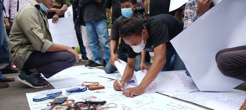 Aksi yang dilakukan Forum Wartawan Tuban atas kasus penganiayaan dan kekerasan yang menimpa jurnalis majalah Tempo, Nurhadi saat berusaha konfirmasi kasus suap pajak di Surabaya. (Foto: Mochamad Abdurrochim/Tugu Jatim) jurnalis tuban, aksi