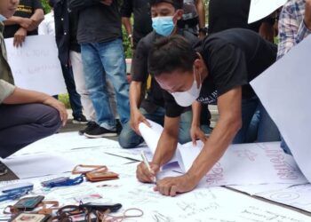 Aksi yang dilakukan Forum Wartawan Tuban atas kasus penganiayaan dan kekerasan yang menimpa jurnalis majalah Tempo, Nurhadi saat berusaha konfirmasi kasus suap pajak di Surabaya. (Foto: Mochamad Abdurrochim/Tugu Jatim) jurnalis tuban, aksi