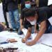 Puluhan Jurnalis Tuban Gelar Aksi Solidaritas untuk Nurhadi Wartawan Tempo 12 Aksi yang dilakukan Forum Wartawan Tuban atas kasus penganiayaan dan kekerasan yang menimpa jurnalis majalah Tempo, Nurhadi saat berusaha konfirmasi kasus suap pajak di Surabaya. (Foto: Mochamad Abdurrochim/Tugu Jatim) jurnalis tuban, aksi