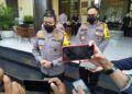 Kapolda Jabar, Irjen Pol Ahmad Dofiri ketika memberikan keterangan pada awak media terkait terbakarnya kilang minyak Pertamina di Balongan, Indramayu, Senin (29/3/2021) kilang minyak balongan,