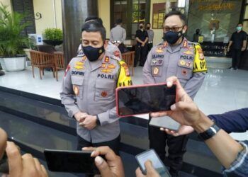 Kapolda Jabar, Irjen Pol Ahmad Dofiri ketika memberikan keterangan pada awak media terkait terbakarnya kilang minyak Pertamina di Balongan, Indramayu, Senin (29/3/2021) kilang minyak balongan,