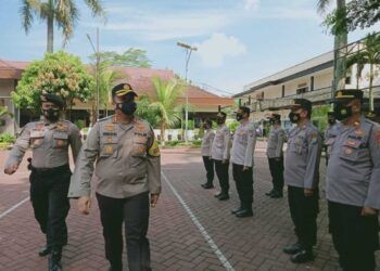 Kapolres Malang, AKBP Hendri Umar memimpin gelaran Pasukan Penanganan Unjuk Rasa untuk antisipasi demo rusuh. (Foto: RAP/Tugu Malang/.Tugu Jatim) polres malang