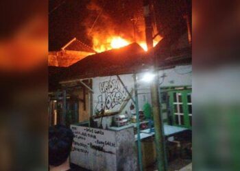 Kebakaran di rumah Jalan Peltu Sujono, Kelurahan Ciptomulyo, Kecamatan Sukun, Kota Malang, Senin (15/3/2021). (Foto: UPT Damkar Kota Malang) kebakaran kota malang