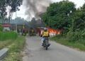 Tangkapan foto dari video kebakaran warung bakso dan kios bensin di Kecamatan Grabagan, Tuban. (Foto: Dokumen/Tugu Jatim)