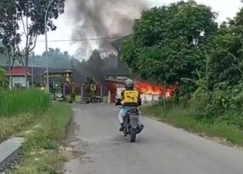 Tangkapan foto dari video kebakaran warung bakso dan kios bensin di Kecamatan Grabagan, Tuban. (Foto: Dokumen/Tugu Jatim)