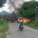 Warung Bakso di Tuban Ludes Dilalap Si Jago Merah 8 Tangkapan foto dari video kebakaran warung bakso dan kios bensin di Kecamatan Grabagan, Tuban. (Foto: Dokumen/Tugu Jatim)