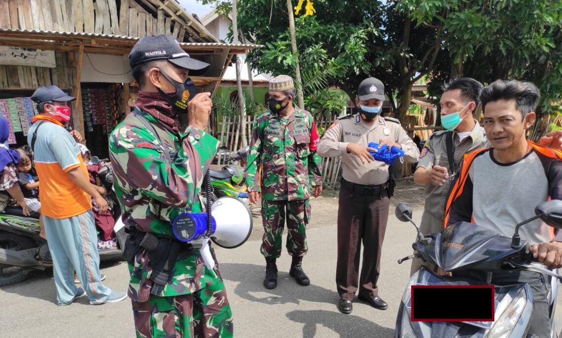Semangat Tegakkan Prokes, Babinsa Koramil 02/Pohjentrek Pasuruan Gelar Operasi Masker 5 Babinsa Koramil 0819-02/Pohjentrek Pasuruan terus menekankan prokes ke masyarakat. (Foto: Dokumen/Kodim 0819 Pasuruan)