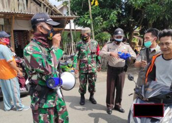 Babinsa Koramil 0819-02/Pohjentrek Pasuruan terus menekankan prokes ke masyarakat. (Foto: Dokumen/Kodim 0819 Pasuruan)