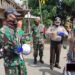 Semangat Tegakkan Prokes, Babinsa Koramil 02/Pohjentrek Pasuruan Gelar Operasi Masker 8 Babinsa Koramil 0819-02/Pohjentrek Pasuruan terus menekankan prokes ke masyarakat. (Foto: Dokumen/Kodim 0819 Pasuruan)