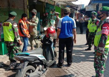 Kodim 0819 Pasuruan terus maksimalkan penegakan prokes lewat babinsa yang langsung bersentuhan dengan masyarakat. (Foto: Dokumen/Kodim Pasuruan)