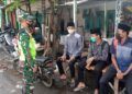 Babinsa Koramil 09/Lumbang Pasuruan Terus Ajak Warga Patuh Prokes dan Selalu Pakai Masker 2 Jajaran Koramil 09/Lumbang Kodim 0819/Pasuruan terus melakukan imbauan protokol kesehatan kepada masyarakat. (Foto: Dokumen/Kodim Pasuruan)